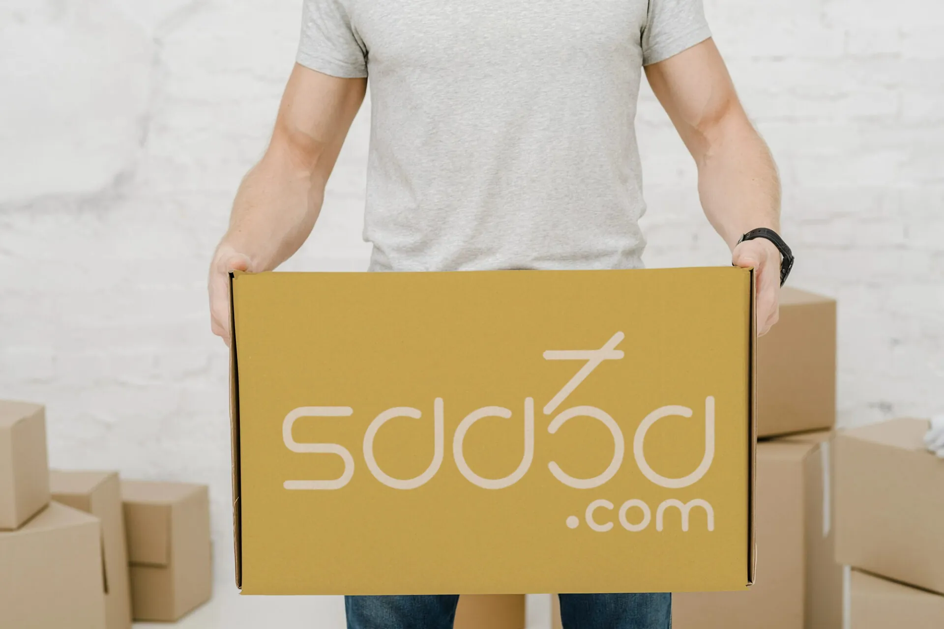 saa3a.com brand identity applied to packaging materials displaying professional logistics branding